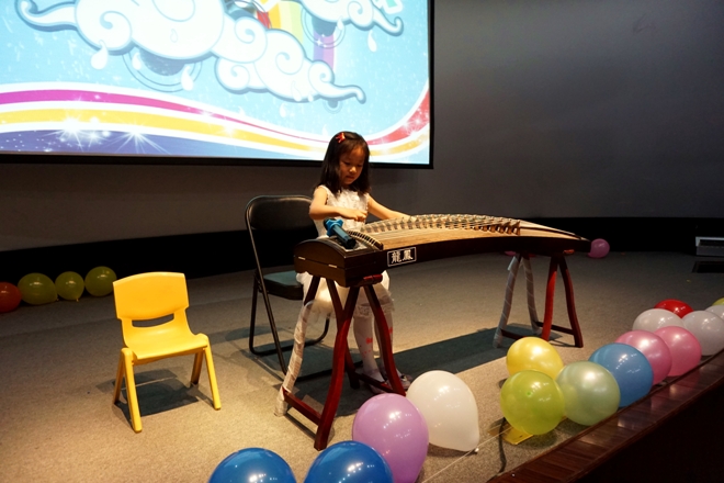 1528248153692005803.jpg 夏家润表演古筝独奏1.jpg