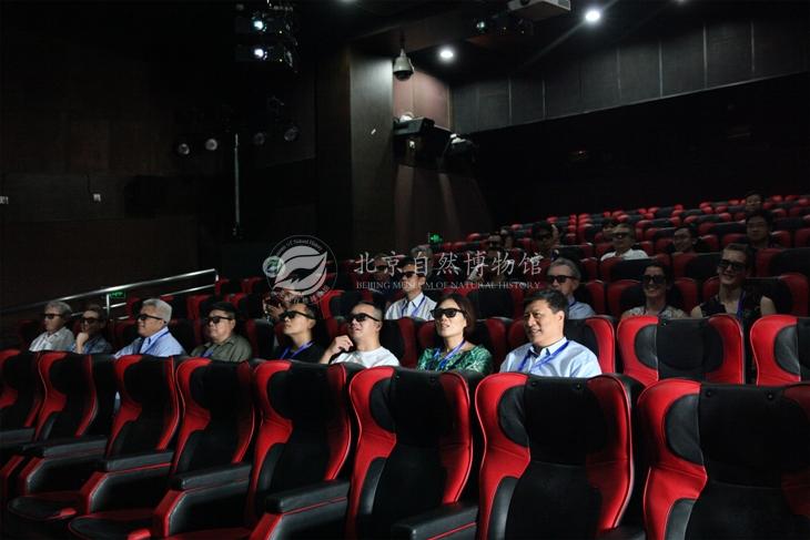 1528448213750066714.jpg 3与会专家学者观看我馆4D特效电影《小侏罗兽历险记》x.jpg