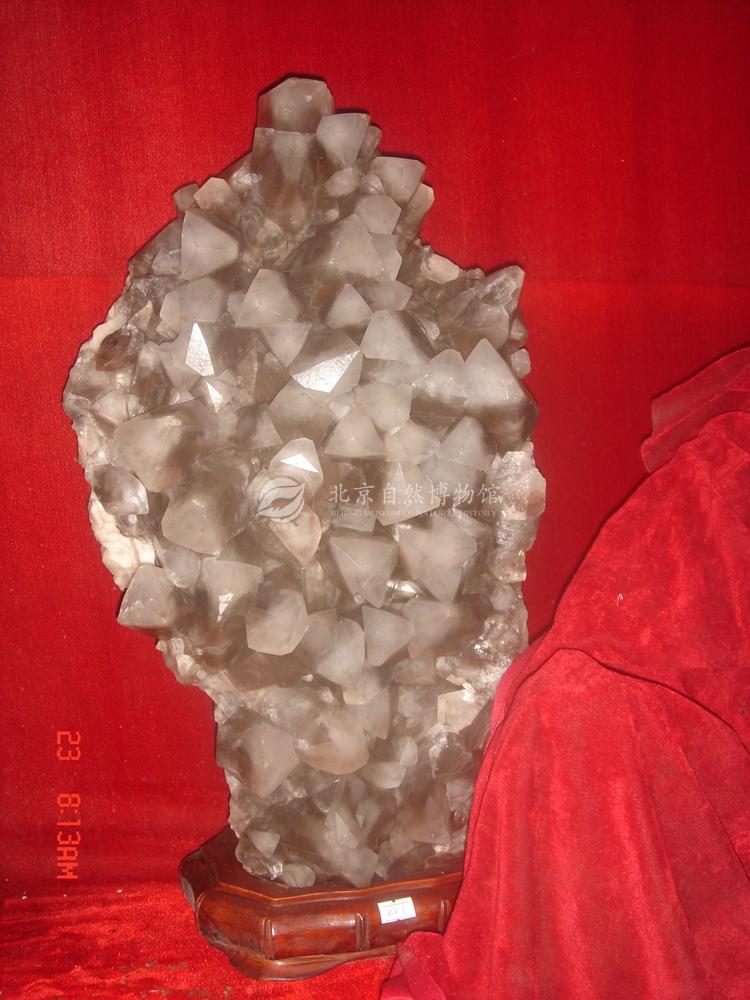 ��ɫ����ʯ