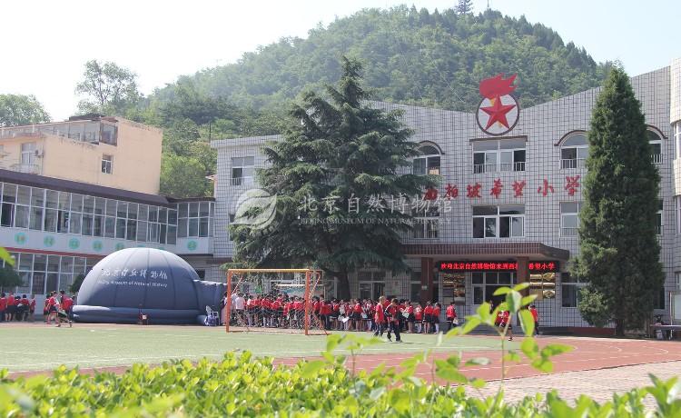 1528943592451048698.jpg 图1 球幕电影前排起了长队x.jpg