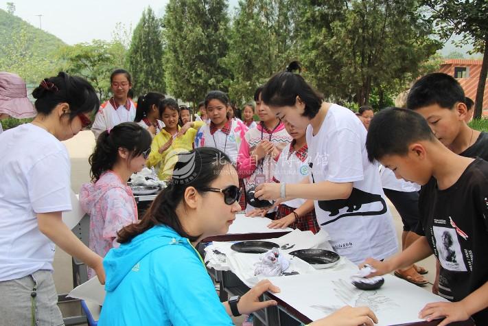 1528943663774067184.jpg 图3 拓印一只恐龙带回家x.jpg