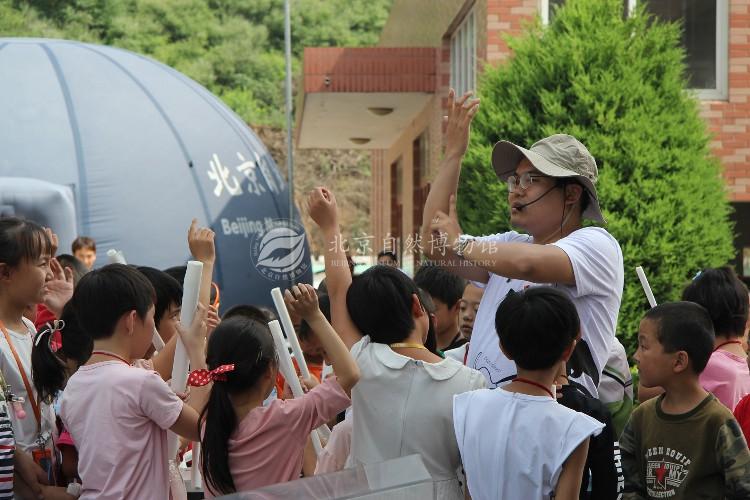 1528943803472097965.jpg 图7 高源老师用手臂模拟海百合的形态为孩子讲解x.jpg