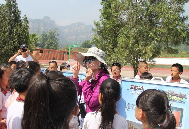 1528943826592023574.jpg 图8 杨静老师在为孩子们讲解恐龙知识x.jpg