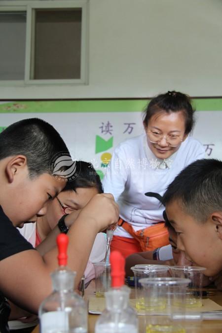 1528943863267034018.jpg 图9 王珊老师指导孩子们做实验x.jpg