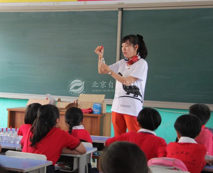 1528943891550094899.jpg 图10 马莉老师在教孩子们如何正确使用滴管x.jpg