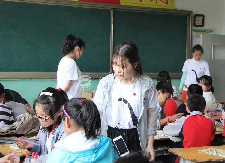 1528943917150058281.jpg 图11 柴玉慧老师在巡视孩子们做实验x.jpg