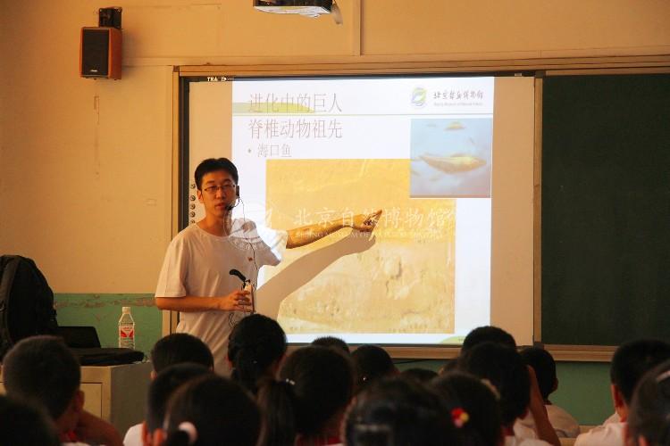 1528943946899054794.jpg 图12 糜嘉琛老师带病坚持讲座x.jpg