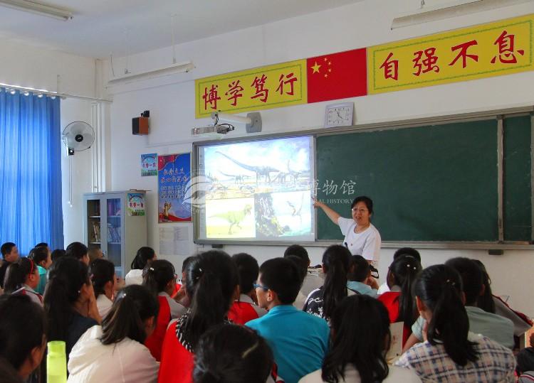 1528943970752244031.jpg 图13 苗雨雁老师为孩子们讲授古生物知识x.jpg