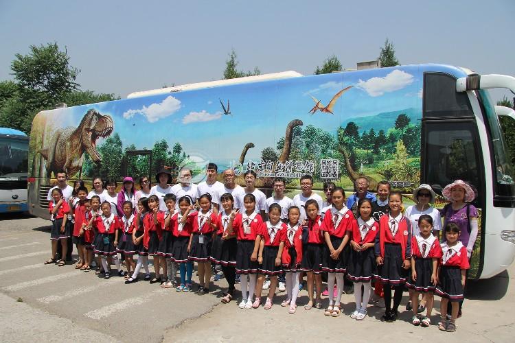 1528944029002011097.jpg 图15 党员们和西柏坡希望小学的孩子们集体合影 2018.6.12x.jpg